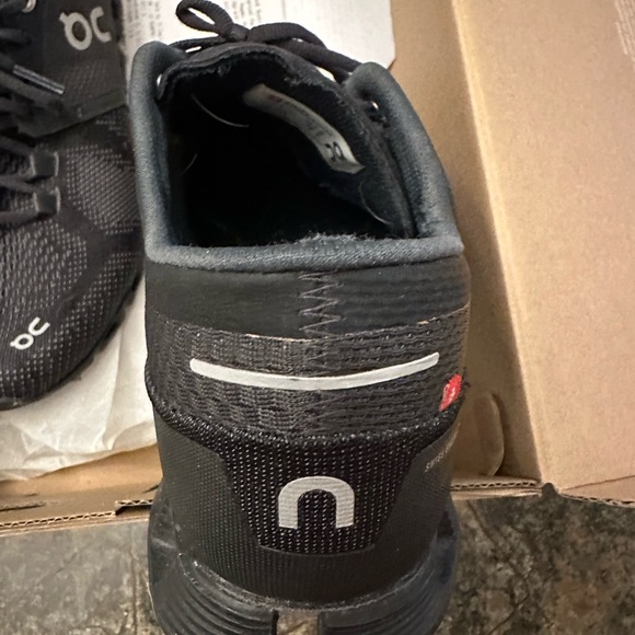 ON Tennis Shoes size 7 1/2 Excellent condition as pictured - Picture 13 of 16